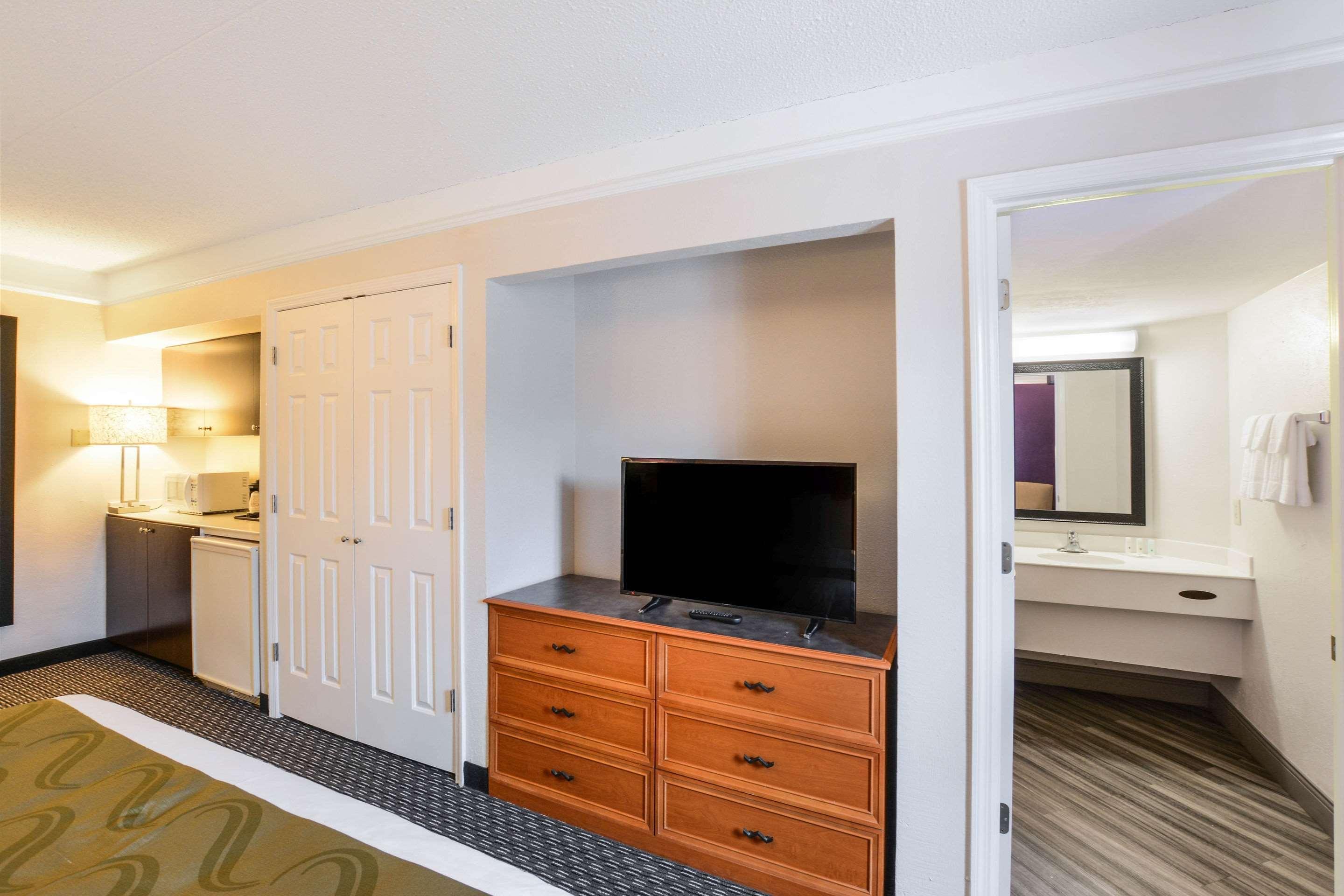 Quality Inn & Suites North Charleston - Ashley Phosphate Екстериор снимка